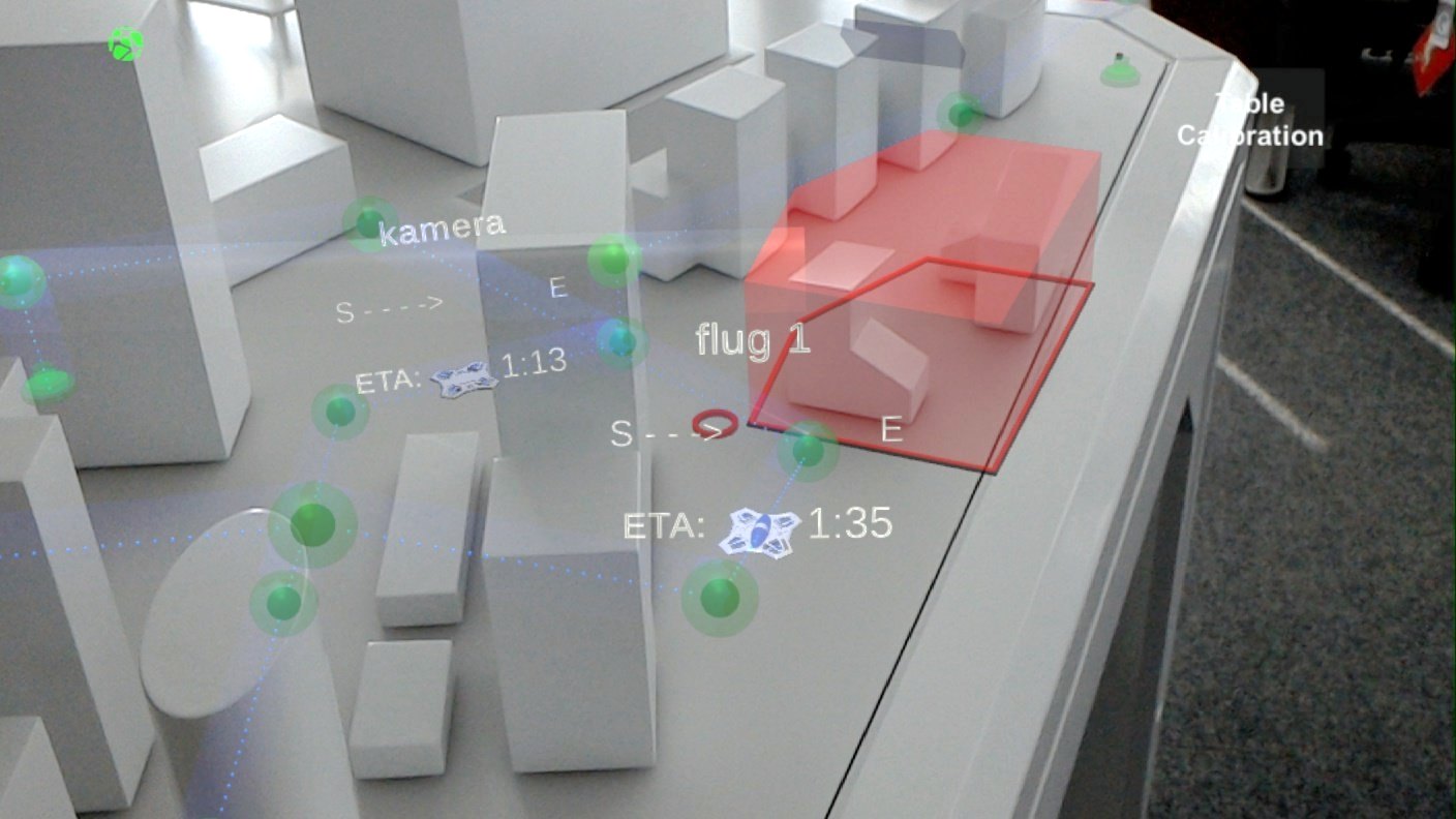 Blick durch die HoloLens: Flugroute und Ankunftszeit
