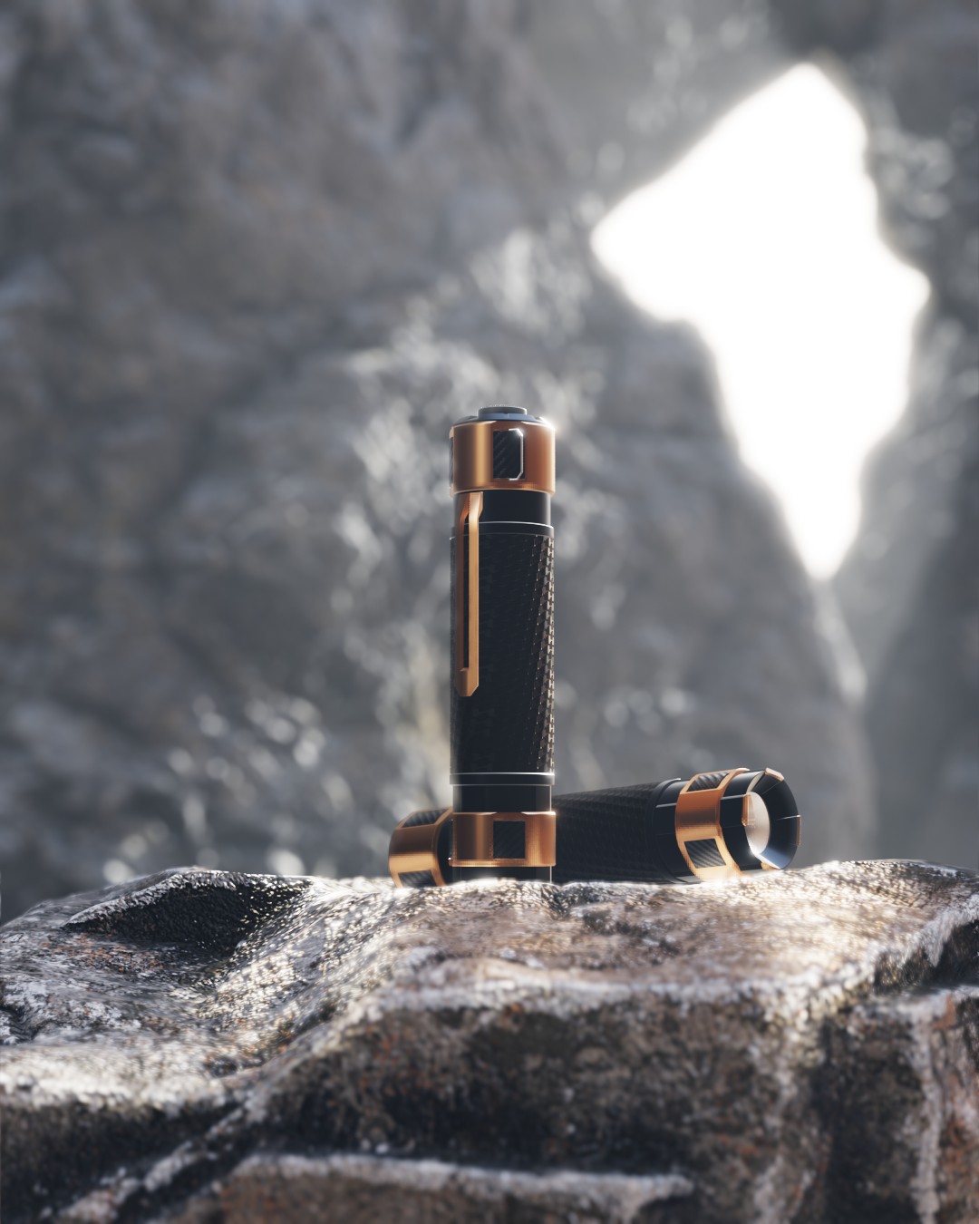 Tactical Flashlight mit Carbon-Struktur und Kupferakzenten auf einem Felsen, im Hintergrund eine Höhlenöffnung im Gegenlicht
