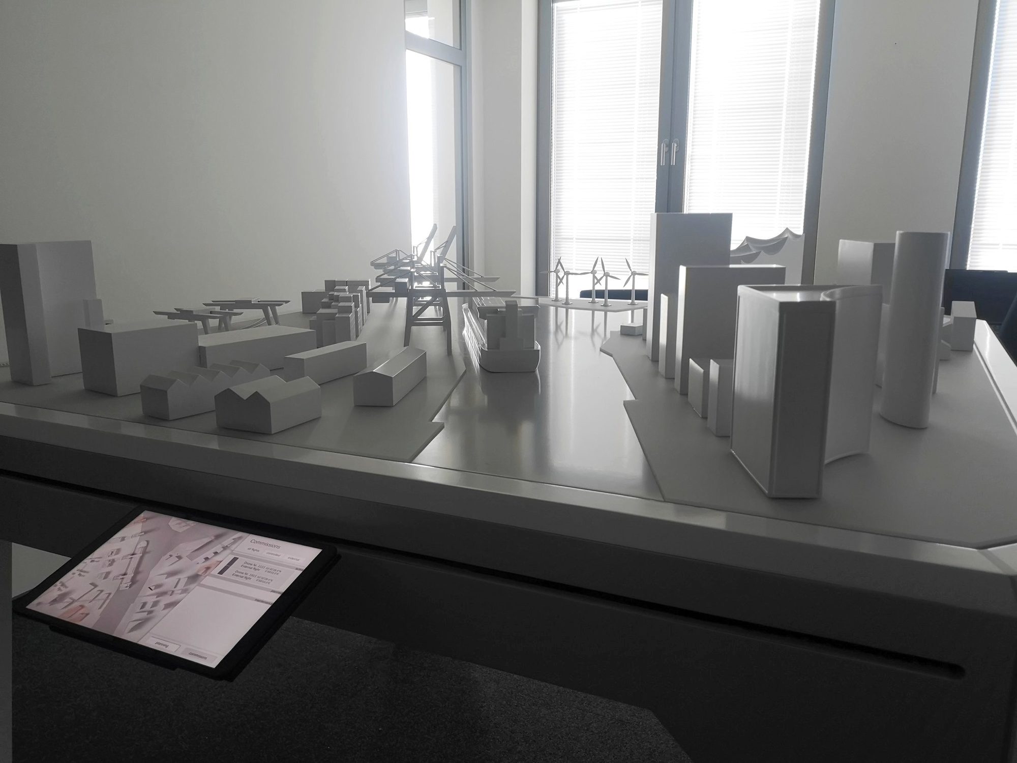 Das fertige Modell mit Tablet