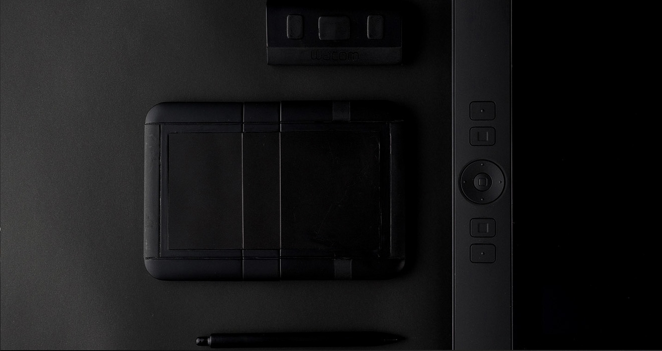 Zeichenfläche, Tastenmodul und Stift neben einem Wacom-Tablet, von oben