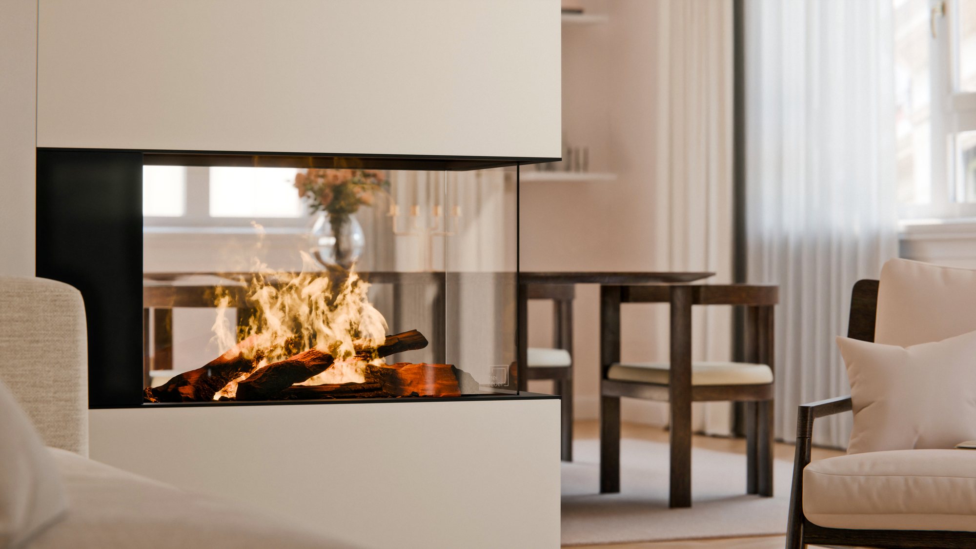 Detail: Flamme hinter Glas, im Hintergrund der Essbereich