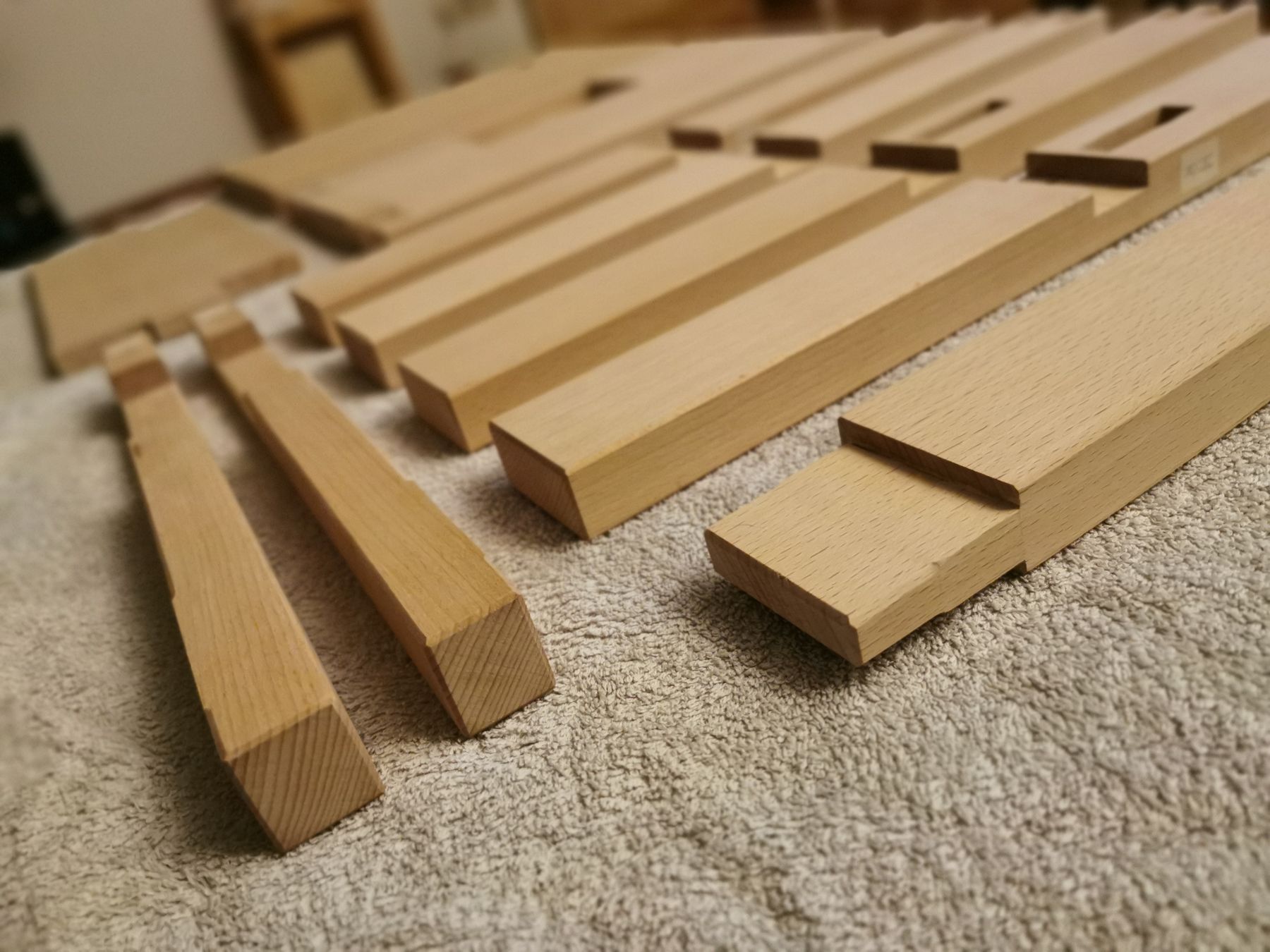 Alle Bauteile des Hockers vor dem Zusammenbau