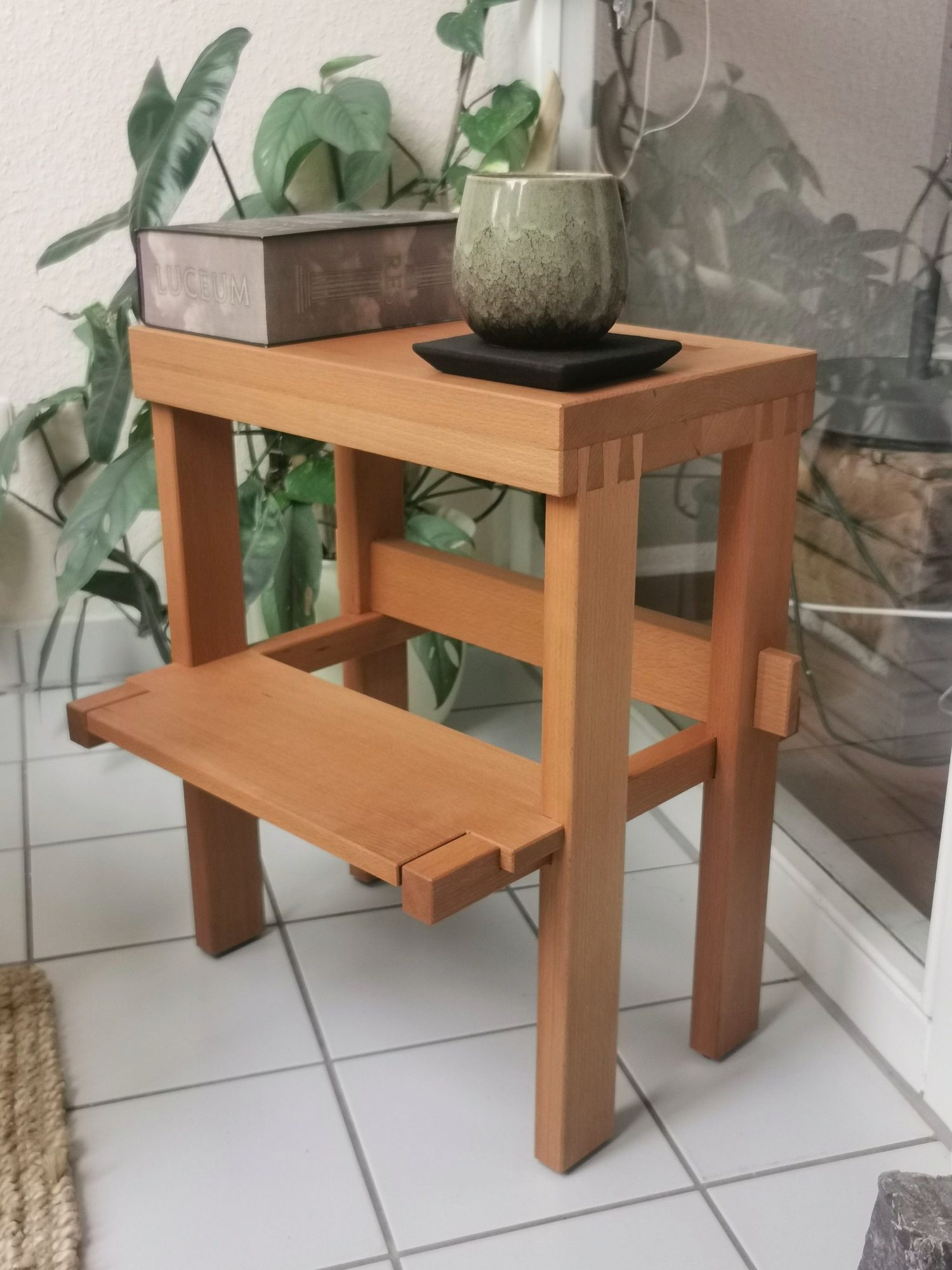 Der Hocker mit Buch und Tasse, Detail der Zinken und der Stufe
