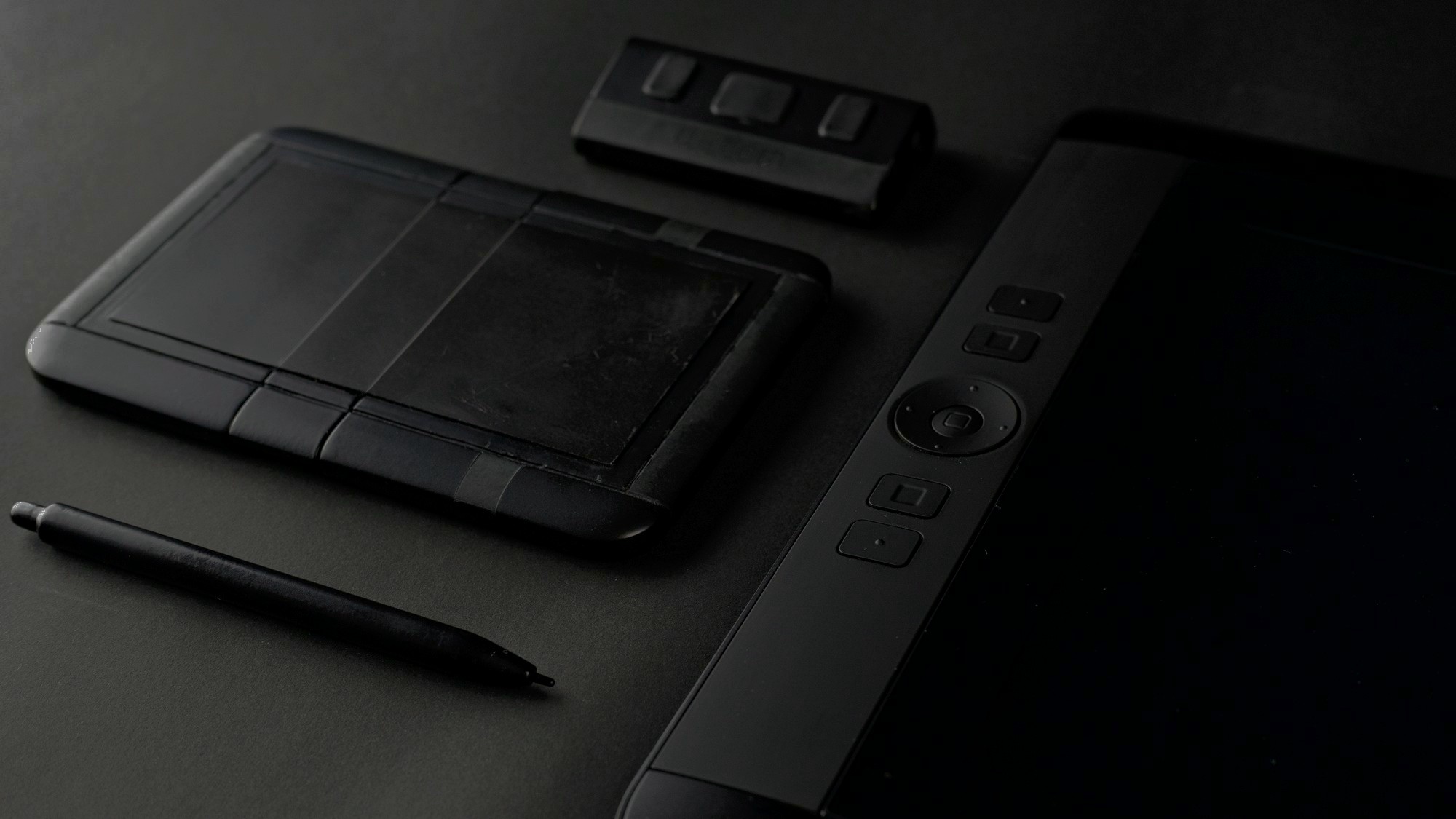 Neben einem Wacom-Tablet