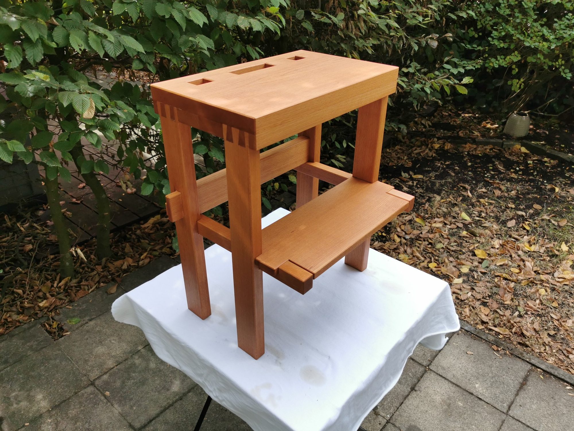 Der Hocker nach dem Ölen: warmer, dunklerer Farbton