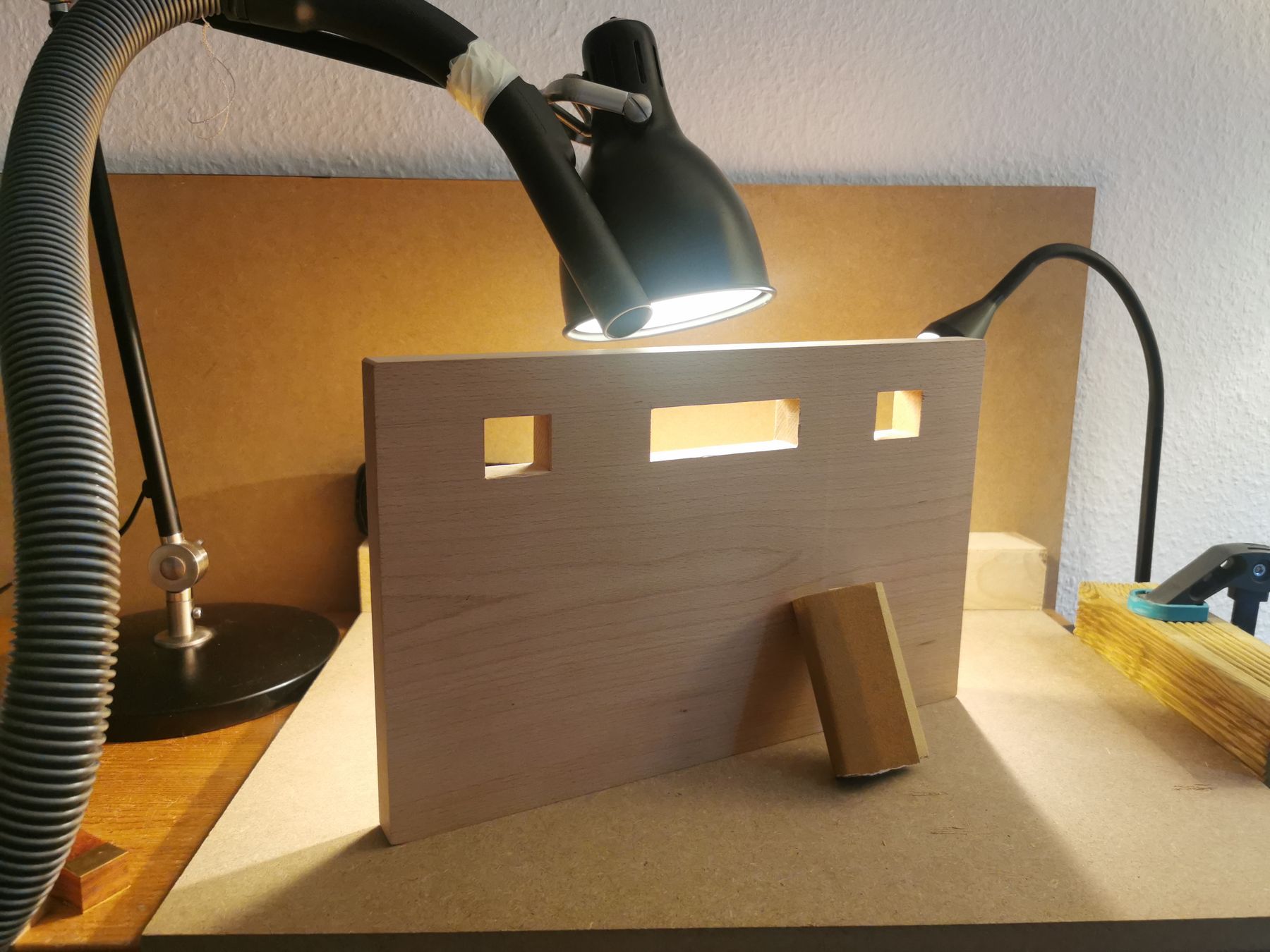 Brett mit Durchbrüchen im Lampenlicht