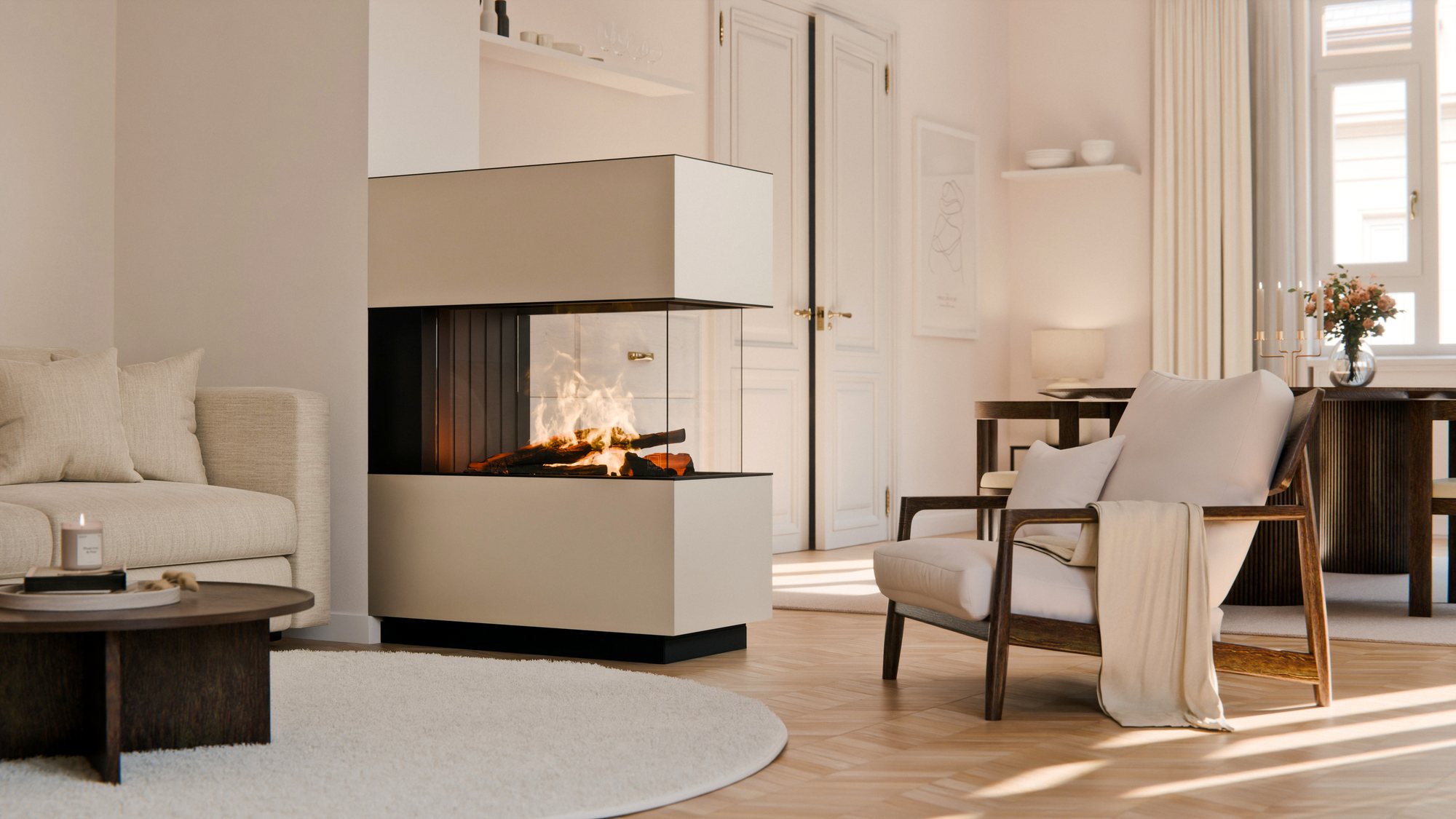 Dreiseitig verglaster Kamin in einem hellen Wohnraum mit Morgensonne