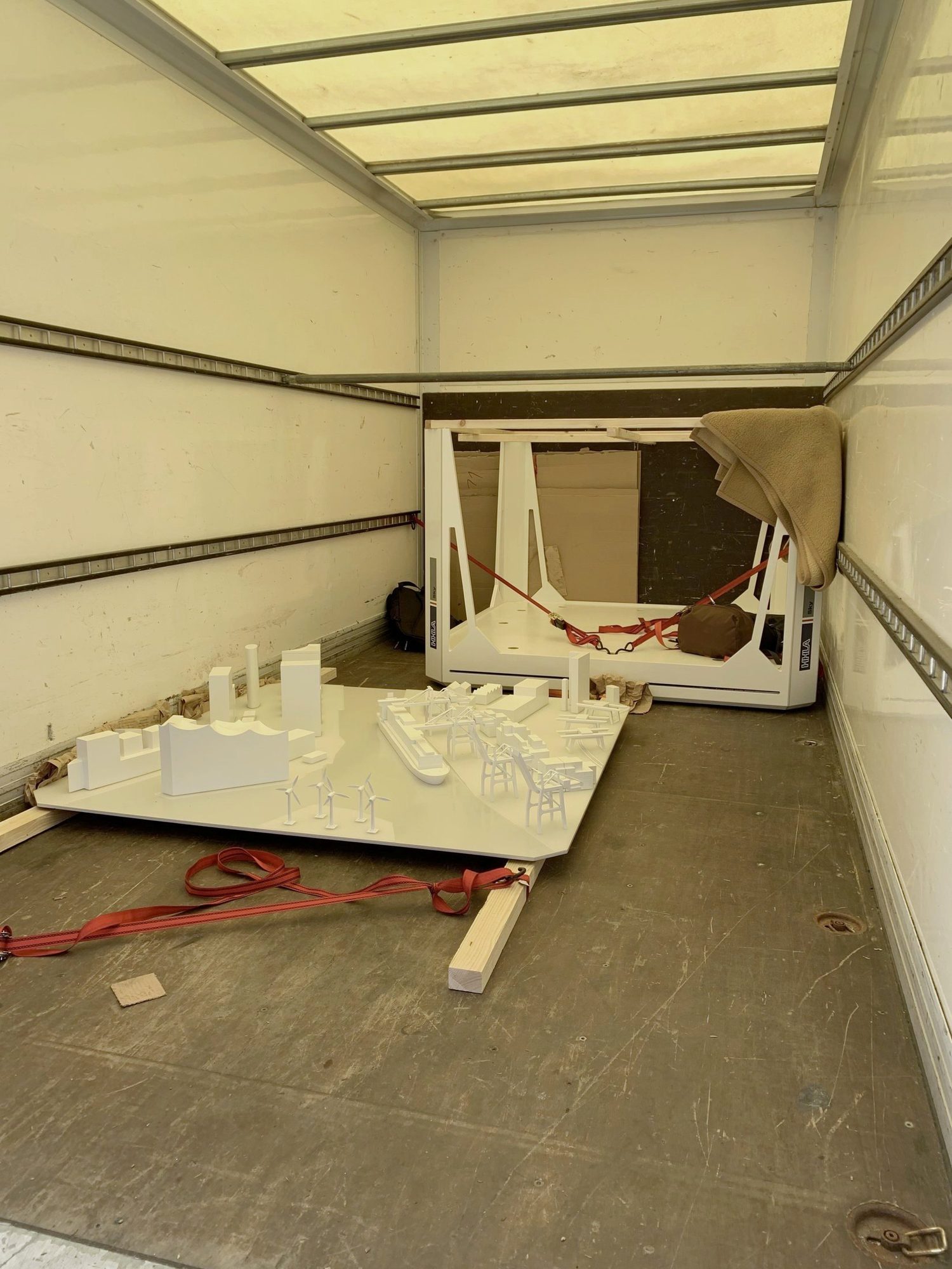 Tisch und Modell im Transporter