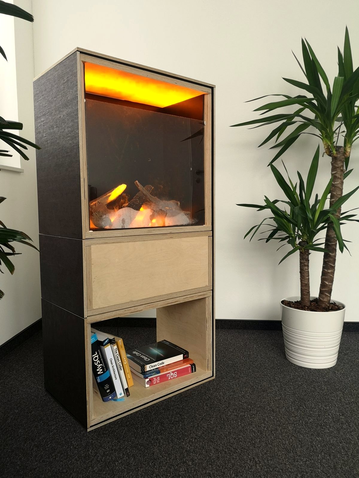 Prototyp in Betrieb, Bücher im Holzfach