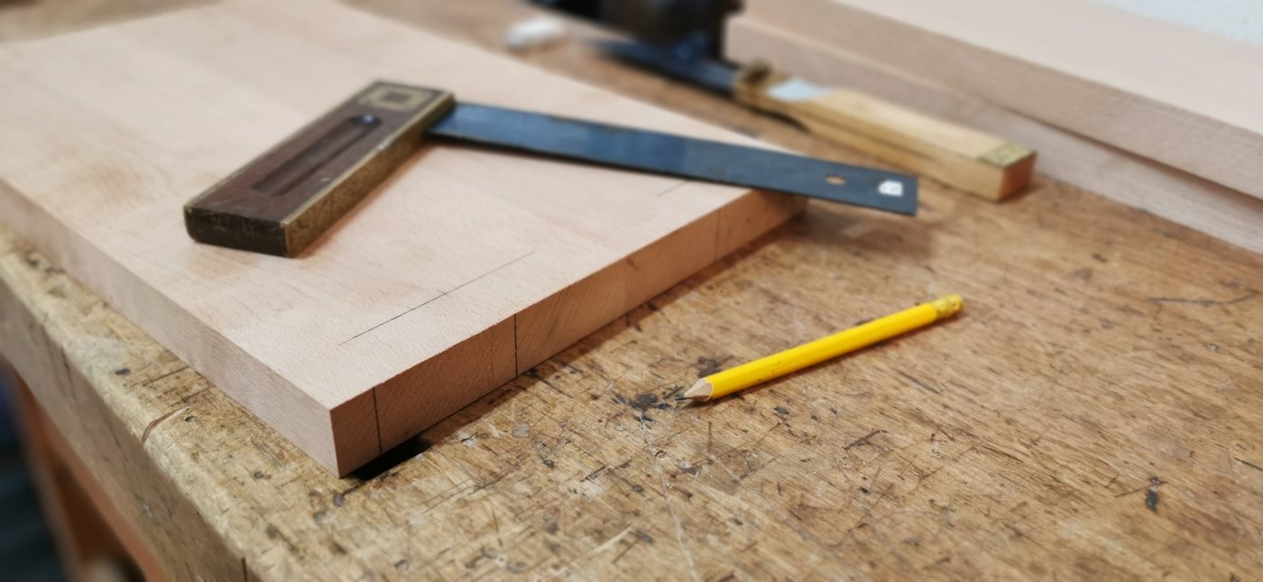 Anreißen mit Winkel und Bleistift
