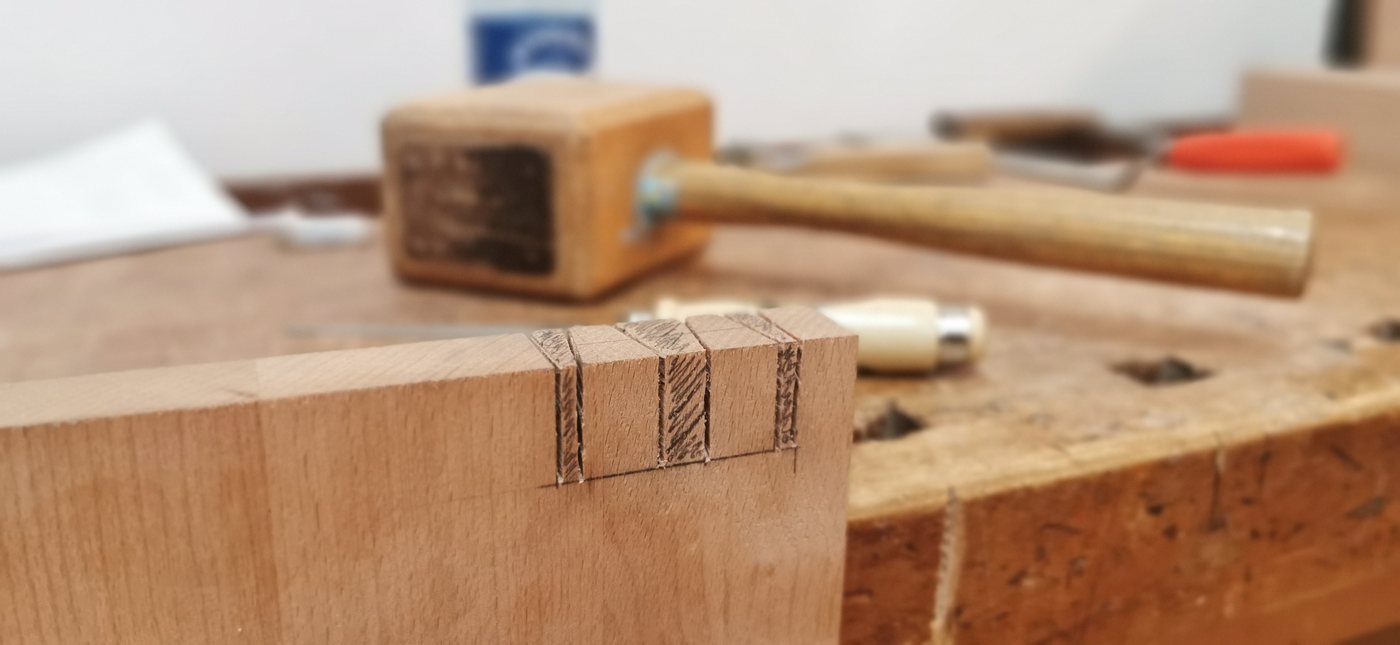 Eingesägte Zinken mit Klüpfel und Stechbeitel