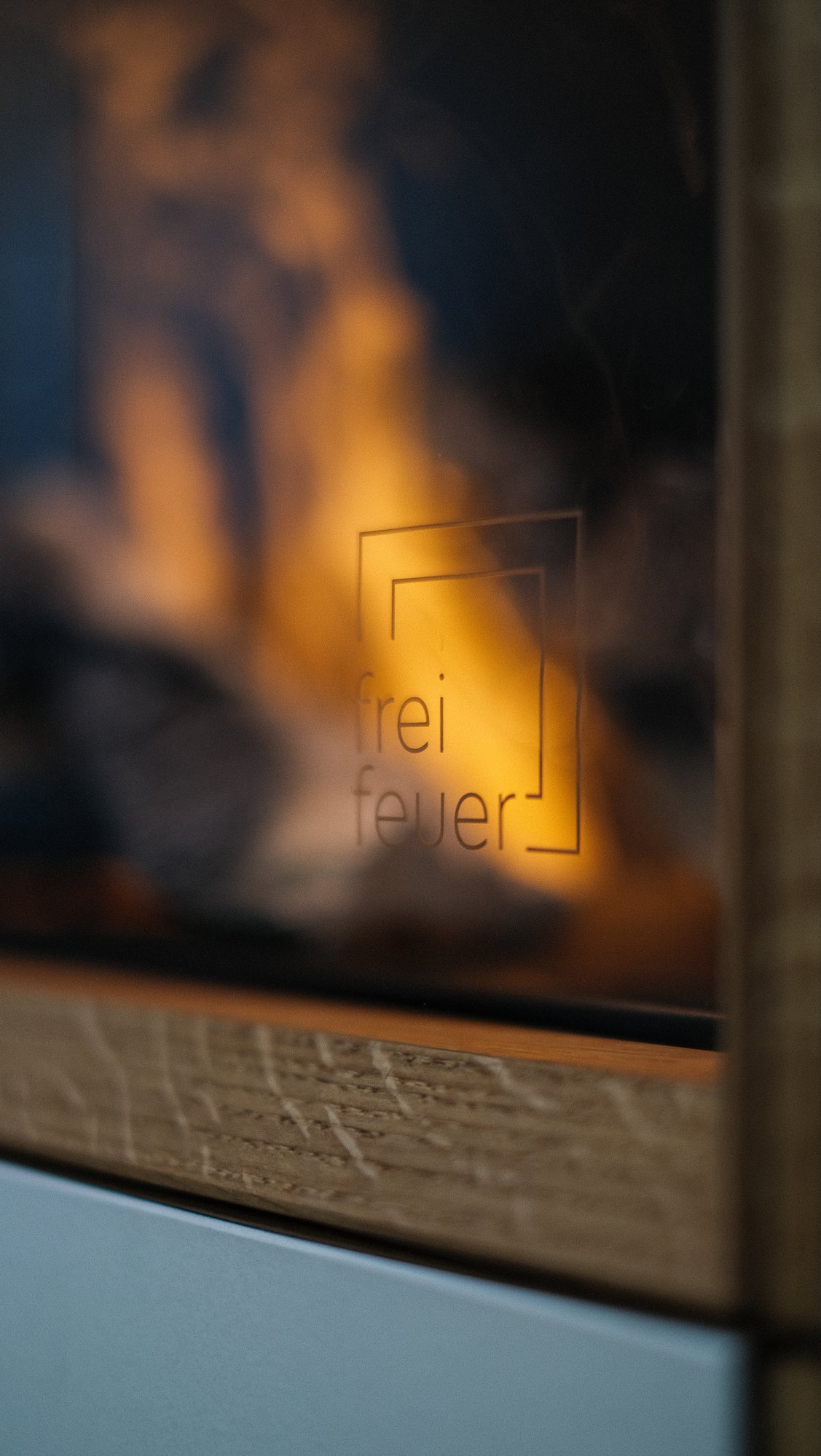 Eingebranntes Logo hinter der Flamme
