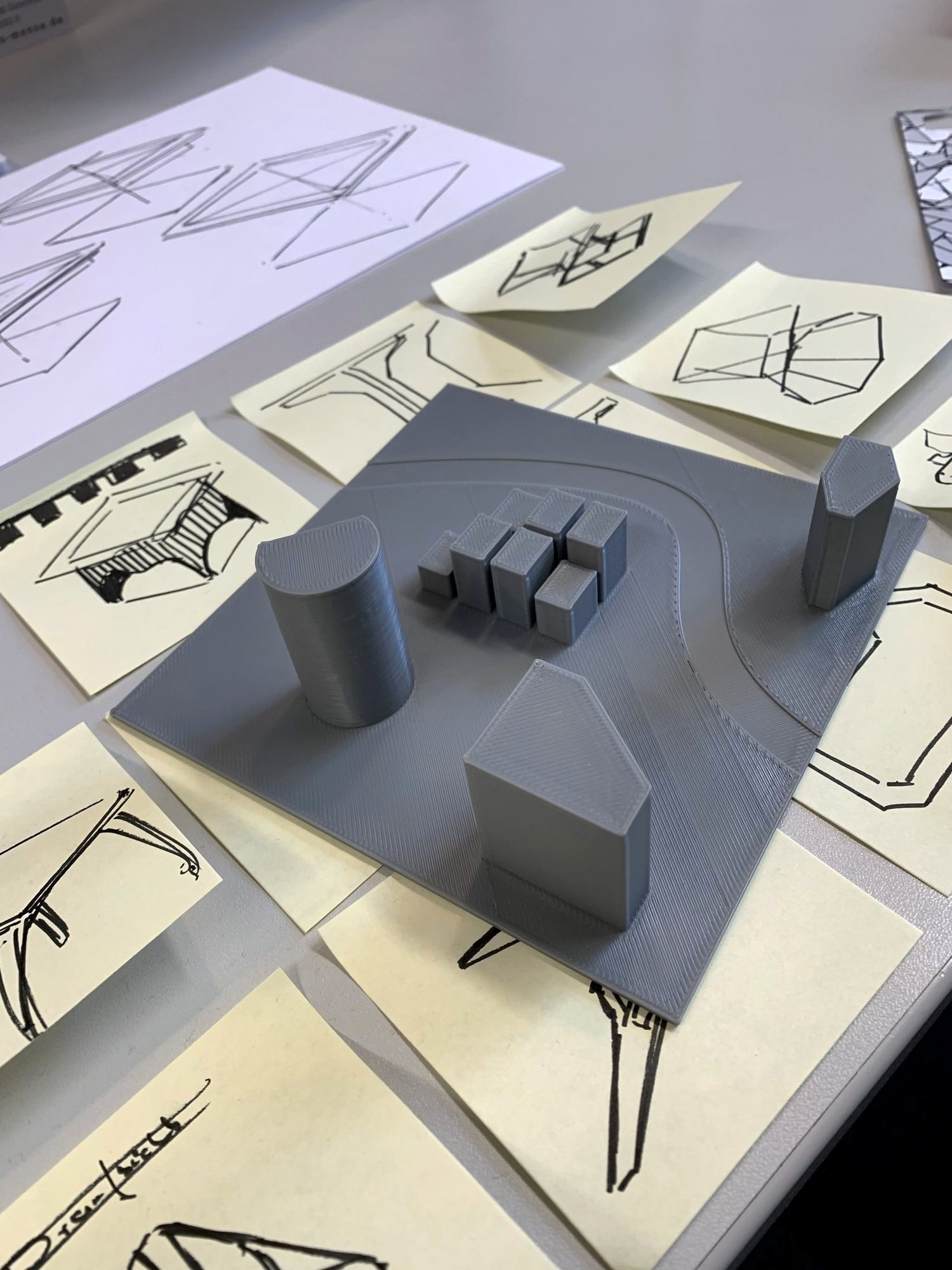 3D-gedrucktes Stadtstück auf Skizzen