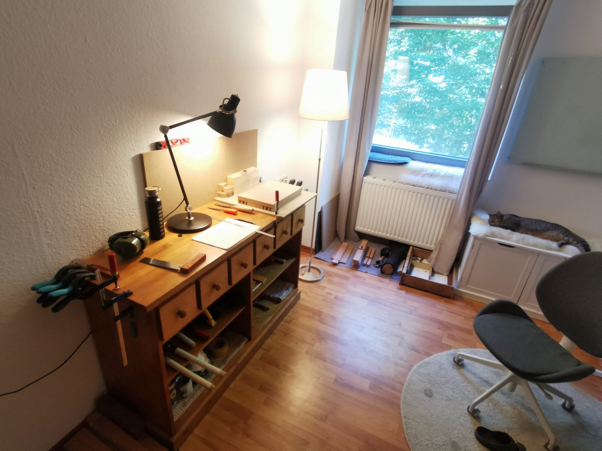 Mein Arbeitsplatz zu Hause mit Werkzeug, Zwingen und den Bauteilen des Hockers