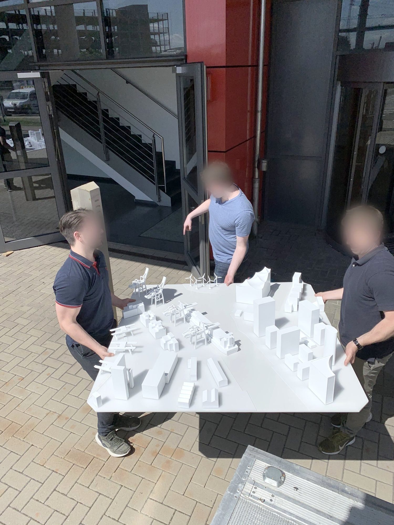 Das Stadtmodell wird ins Gebäude getragen
