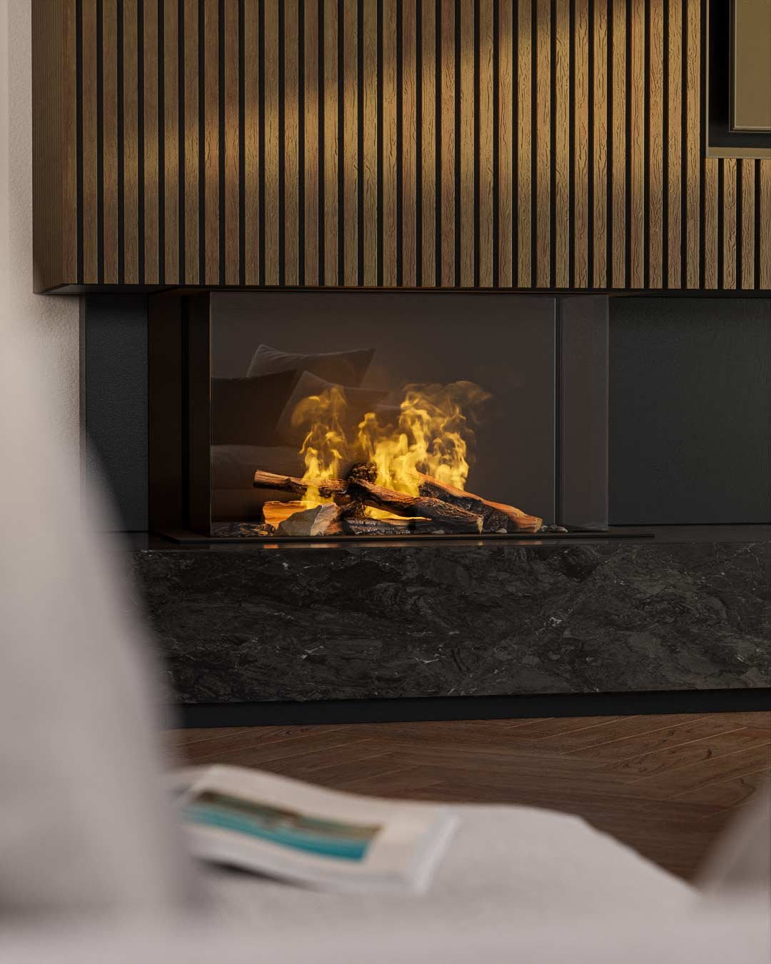 Hochformat: Wandkamin mit Holzlamellen und Steinsockel