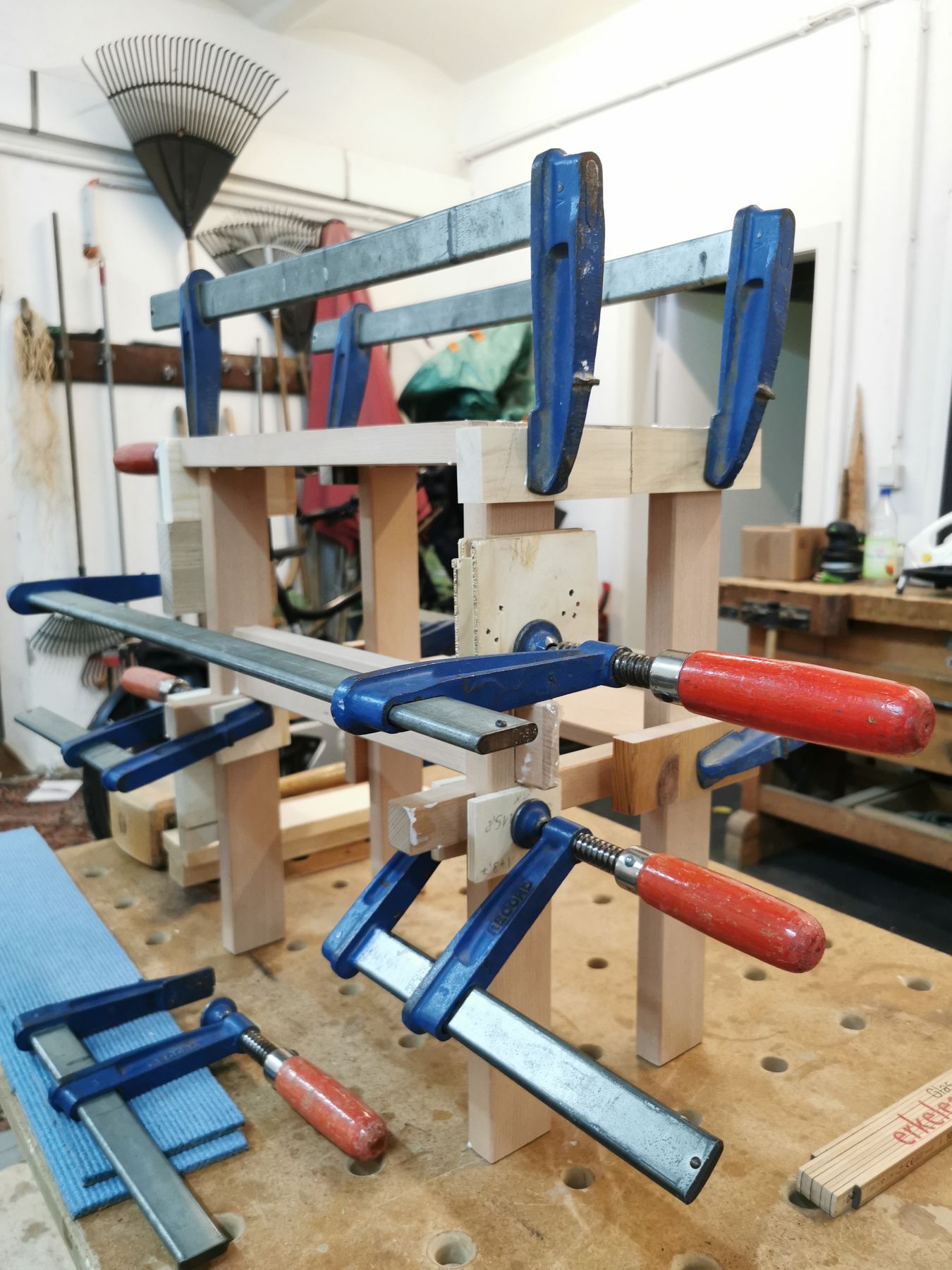 Hocker mit vielen Zwingen in der Werkstatt