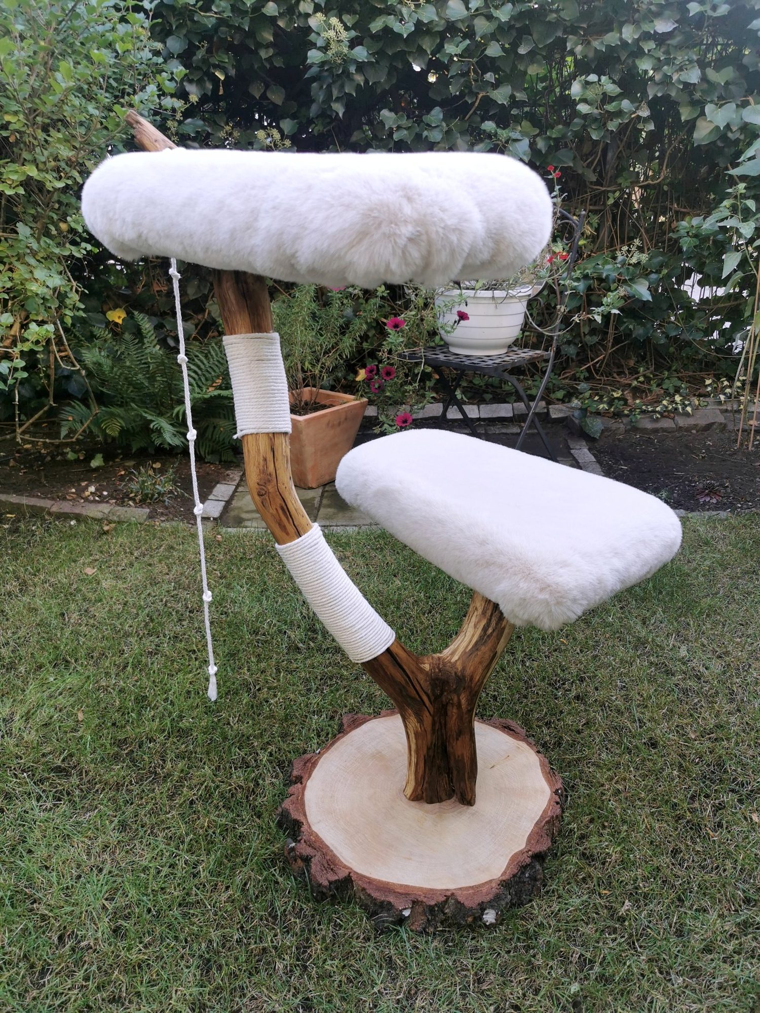 Der fertige Katzenkratzbaum mit natürlichem Ast im Garten