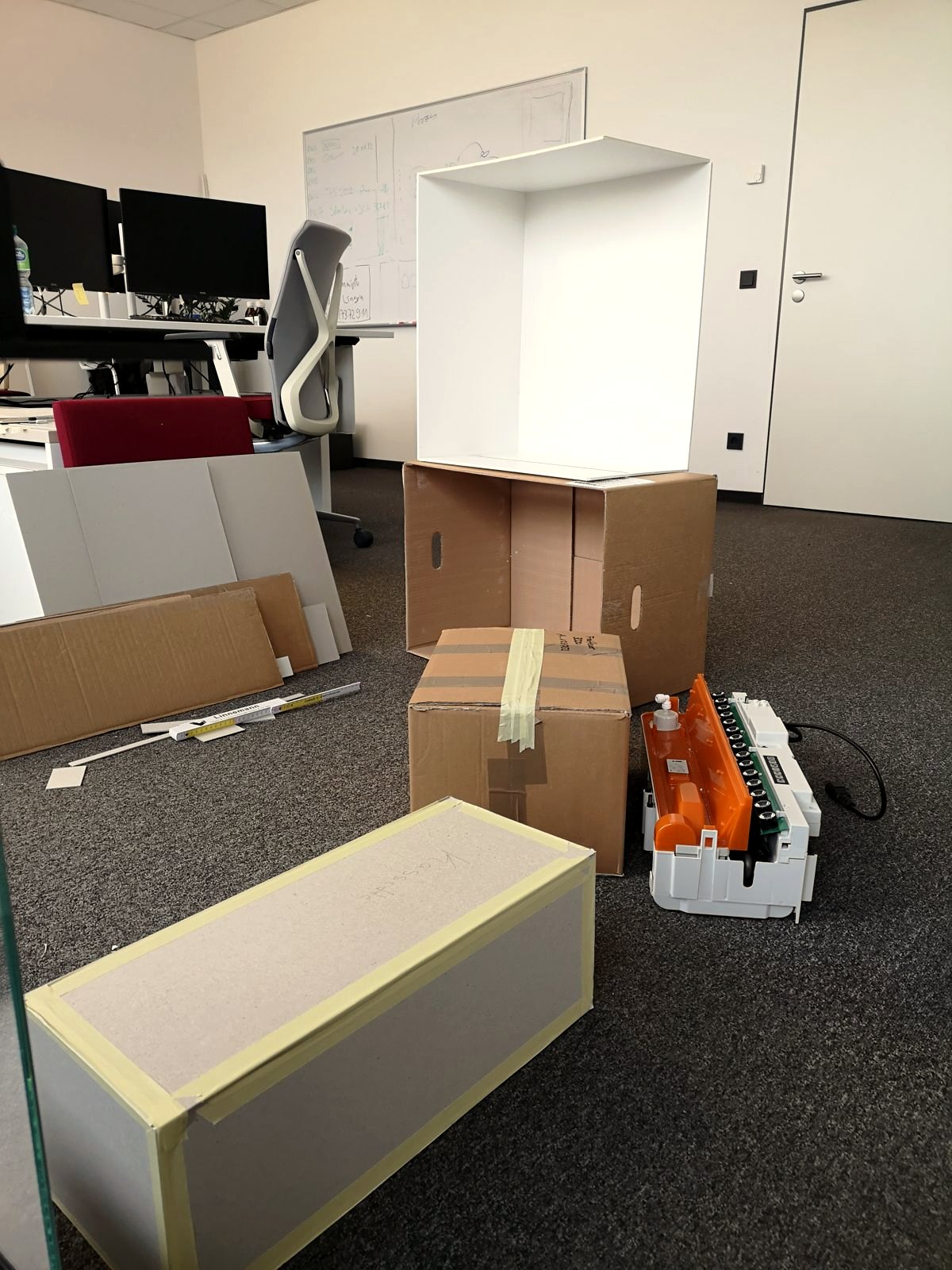 Erster Aufbau aus Pappe im Büro