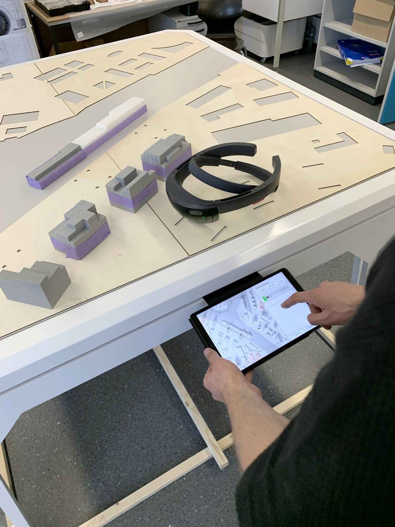 Schablonen aus dem Lasercutter, Tablet und HoloLens am Tisch