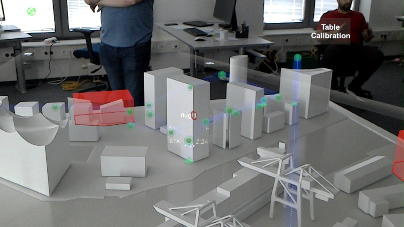 Blick durch die HoloLens: Drohnenpositionen und Sperrzone