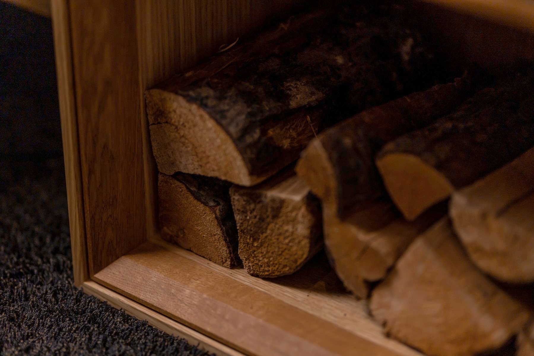 Holzfach aus geölter Eiche mit gestapelten Scheiten