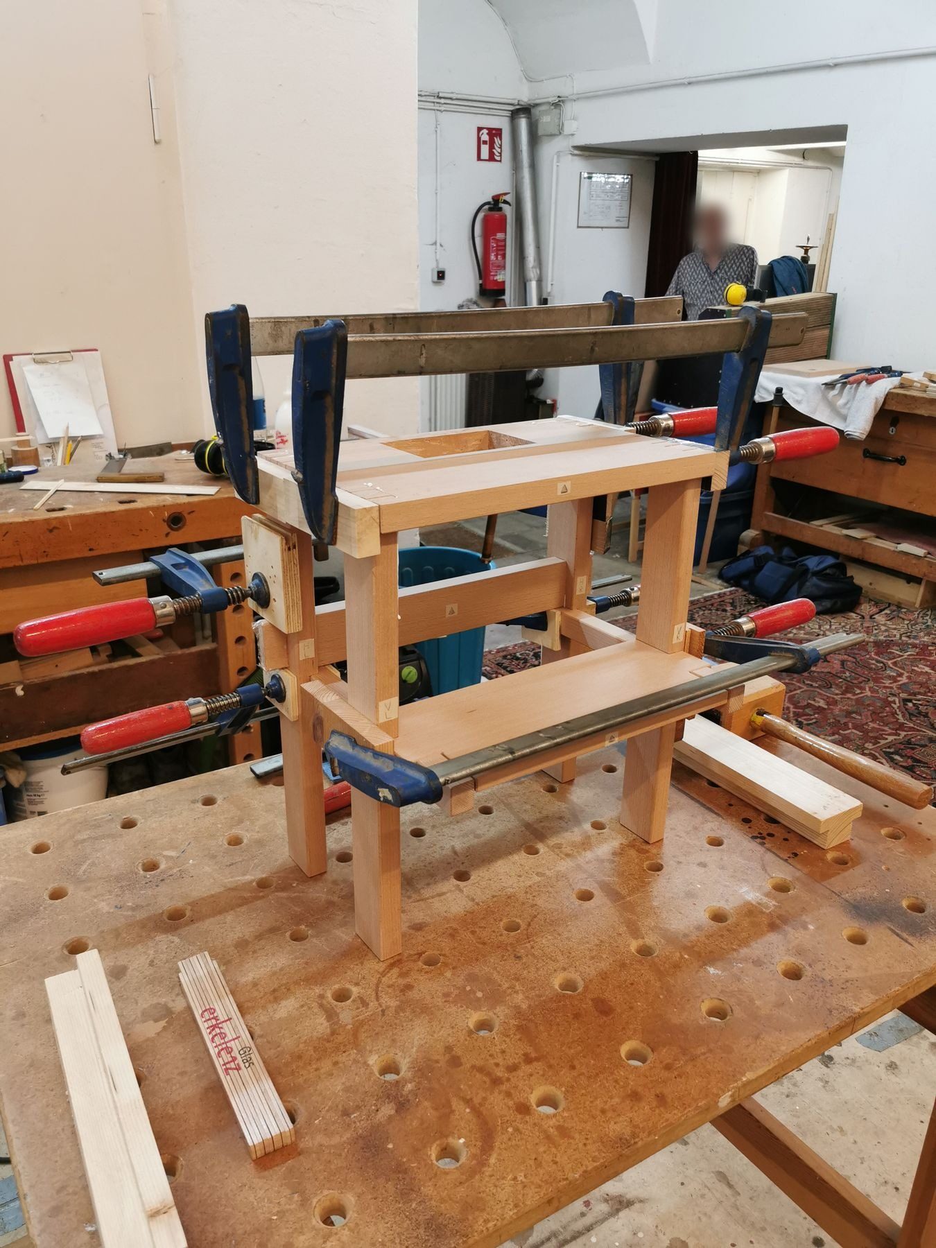 Hocker in Zwingen in der Werkstatt
