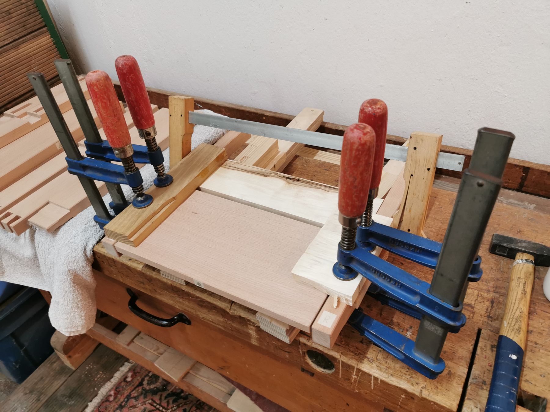Verleimen des Tritts mit Zwingen, Nahaufnahme